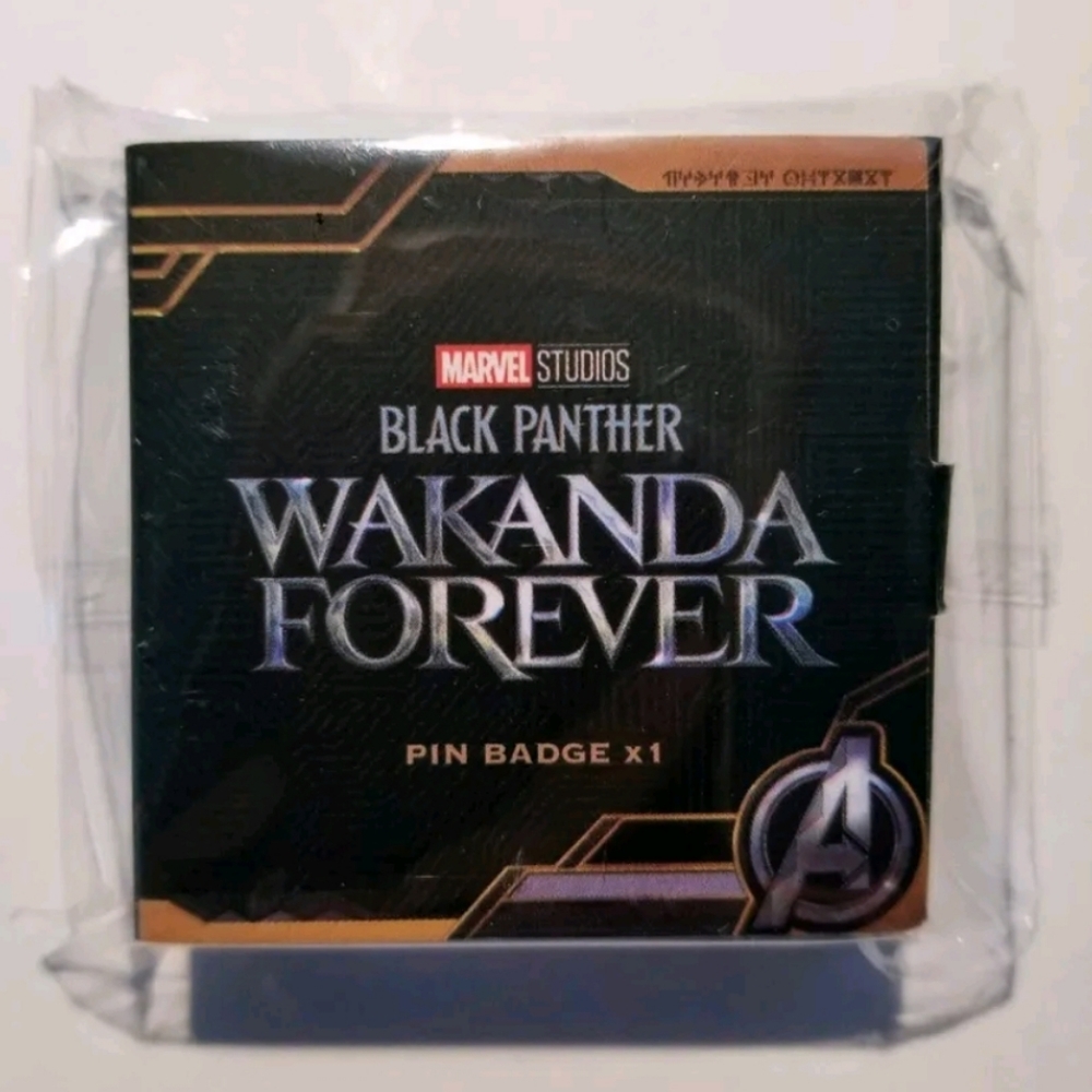 BLACK PANTHER WAKANDA FOREVER (2022) PROMO ENAMEL PIN BADGE - NEW IN PACKAGE